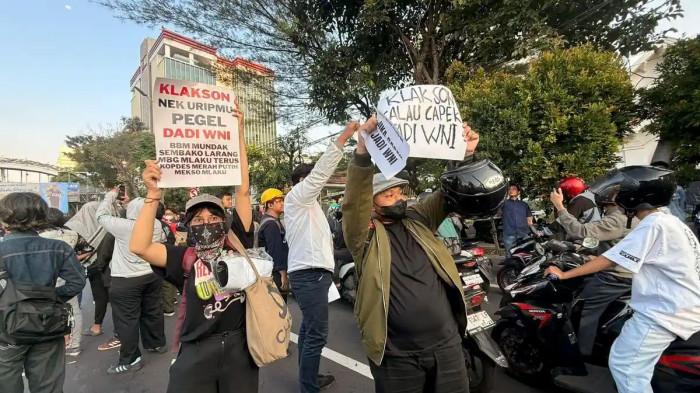 masyarakat Surabaya Turun Jalan 031 Melawan demo