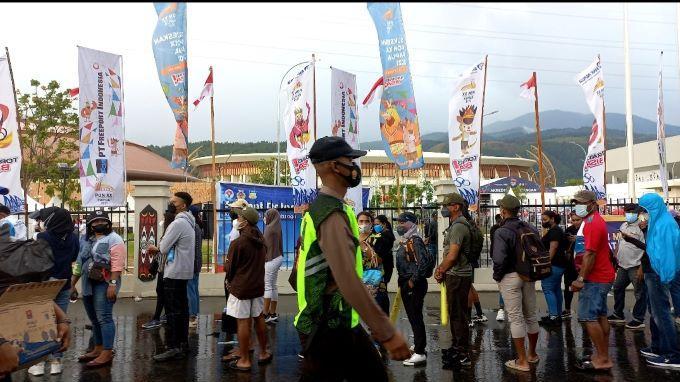 Jelang Pembukaan PON XX Papua, Ribuan Warga Padati Stadion Lukas Enembe: Rela Antre di Tengah Hujan