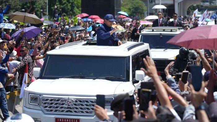Presiden Prabowo Subianto melambaikan tangan kepada masyarakat yang menunggu di Jalan Sudirman, Jakarta, Minggu (20/10/2024). Pelantikan Presiden Prabowo Suboianto dan Wakil Presiden Gibran Rakabuming Rakadihadiri oleh pejabat tinggi negara dan perwakilan dari negara sahabat.