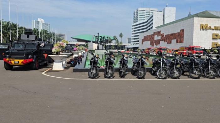 MAY DAY - Jelang peringatan Hari Buruh Internasional atau May Day, aparat kepolisian tampak meningkatkan kesiapsiagaan di sekitar Gedung DPR RI, Jakarta, Jumat (1/5/2026). Satu di antara yang mencuri perhatian adalah pemasangan spanduk berukuran besar oleh Polda Metro Jaya tepat di pagar gedung DPR. (Tribunnews.com/ Chaerul Umam)