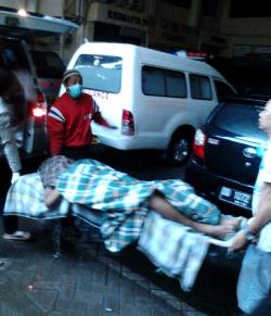 Mayat Lelaki Tanpa Identitas Tergeletak di Depan Rumah Warga