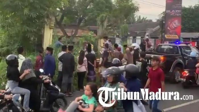 EVAKUASI - Personel Polsek Socah dibantu warga mengevakuasi jasad pria dengan KTP atas nama Bisma Albertino Assegaf (20), warga Dusun Sawo, Desa Tajungan, Kecamatan Kamal, Kabupaten Bangkalan, Madura, berikut Honda Vario dari balik rerimbunan ilalang di median Jalan Embong Cangka, Desa Keleyan, Kecamatan Socah, Bangkalan, Madura, Minggu (29/3/2026) petang.