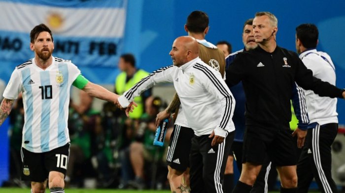Video Ini Dinilai Tunjukkan Pelatih Timnas Argentina Justru Minta Saran Taktik ke Lionel Messi