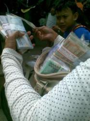 Penjual Uang Receh Panen Rezeki di Stasiun Senen