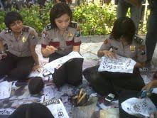 Puluhan Polwan Membatik Cendrawasih