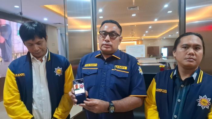 MEME BAHLIL LAHADALIA - Sejumlah kader dari DPP Angkatan Muda Pembaharuan Indonesia (AMPI) mendatangi Bareskrim Polri pada Senin (20/10/2025). Mereka datang untuk mengadukan sejumlah akun medsos yang membuat meme menyerang personal Bahlil Lahadalia. (Tribunnews.com/Abdi Ryanda Shakti).