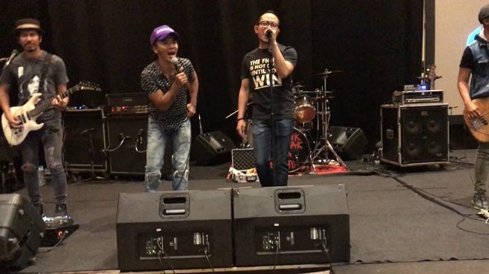 Begini Ceritanya Ketika Menaker Ingin Menjadi Office Boy - menaker-hanif-dhakiri-dan-slank_20170511_141009.jpg