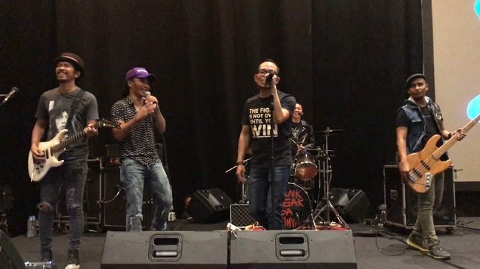 Begini Ceritanya Ketika Menaker Ingin Menjadi Office Boy - menaker-hanif-dhakiri-dan-slank_20170511_141706.jpg