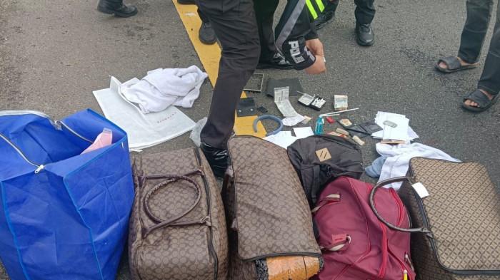 mengamankan narkotika dari mobil yang terlibat V