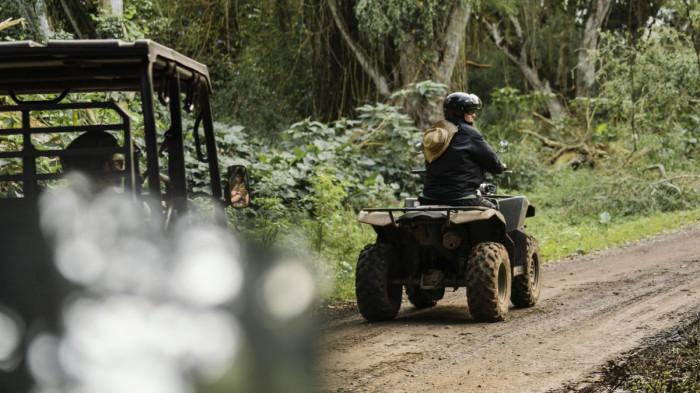 BUKIT ASLAN - Bermain ATV menjadi salah satu kegiatan favorit ketika mengunjungi Bukit Aslan. Sambil menguji adrenalin, kamu juga bisa menikmati keindahan alam Indonesia sambil berkeliling.