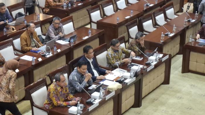 PURBAYA DICECAR - Komisi XI DPR RI mencecar soal keluhan Badan Usaha Milik Negara (BUMN) yang kompensasinya belum dibayar oleh Menteri Keuangan (Menkeu) Purbaya Yudhi Sadewa, saat rapat kerja Komisi XI DPR RI bersama Menteri Keuangan tentang Realisasi Subsidi dan Kompensasi APBN Tahun 2025 di Kompleks DPR RI, Selasa (30/9/2025).