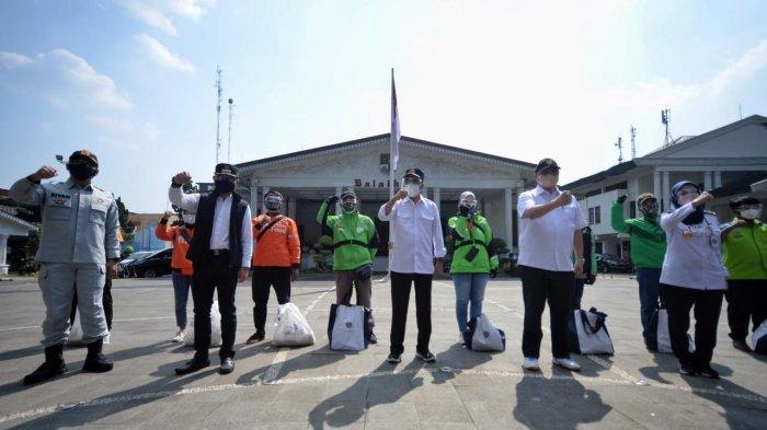 Temui Pengemudi Transportasi Umum di Bogor, Menhub Bagikan Paket Sembako