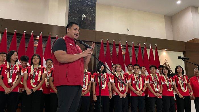FOTO: Menpora Dito Ariotedjo, dalam penyambutan tim Thomas dan Uber Cup 2024, di Bandara Soekarno-Hatta, Tangerang, Banten, Senin (6/5/2024) (Tribunnews/Alfarizy)