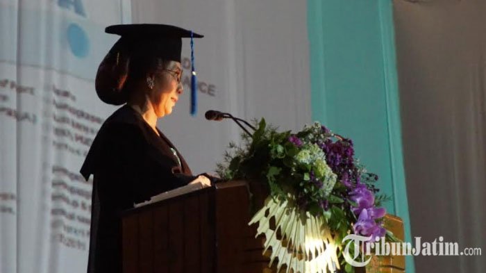 Tetesan Air Mata Menteri Susi Pudjiastuti Menerima Gelar Doktor Honoris Causa