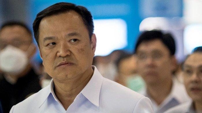 Menteri Kesehatan Thailand Anutin Charnvirakul melihat ke Bandara Suvarnabhumi di Bangkok pada 9 Januari 2023, dalam sebuah acara untuk menyambut para pelancong pertama dari Tiongkok sejak negara itu menghapus pembatasan perjalanan akibat Covid-19. China mencabut persyaratan karantina untuk pelancong yang datang pada hari Minggu, mengakhiri hampir tiga tahun isolasi yang dipaksakan sendiri bahkan ketika negara itu berjuang melawan lonjakan kasus Covid.