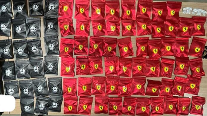 PEREDARAN NARKOTIKA - Ditresnarkoba Polda Metro Jaya menyita 58 catridge vape merek Ferrari dan 23 catridge vape merek Mercy serta sejumlah barang bukti lain berupa timbangan digital, plastik klip kosong, dan dua unit telepon genggam atas kasus peredaran narkotika yang terjadi di wilayah Tanjung Duren, Grogol Petamburan, Jakarta Barat, Kamis (8/1/2025).