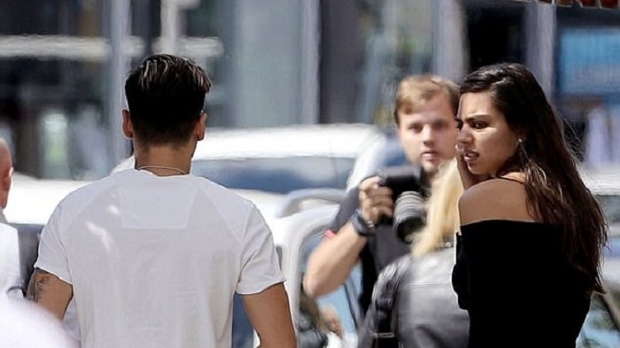 Mesut Oezil Makan Kebab di London Bareng Amine Gulse