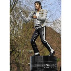 Fans Fulham Minta Patung Michael Jackson Dipindah dari Stadion
