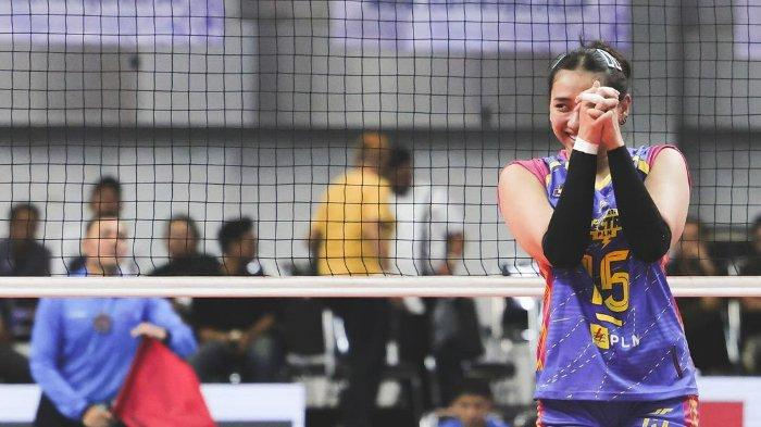 Middle blocker Jakarta Electric PLN, Yolla Yuliana, tersenyum di lapangan pertandingan pada Proliga 2024. Jakarta Electric PLN menantang Jakarta BIN di Grand Final Proliga 2024 di Indonesia Arena, Sabtu (20/7/2024).