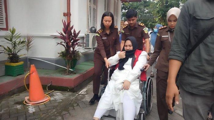MIRA HAYATI - Terdakwa skincare berbahaya Mira Hayati didorong kursi roda saat mengikuti sidang dakwaan di Pengadilan Negeri Makassar, Jl RA Kartini, Kecamatan Ujung Pandang, Selasa (11/3/2025).