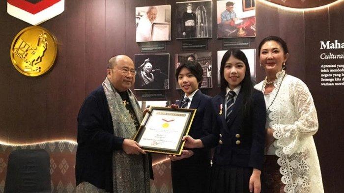 Berprestasi di Olimpiade Matematika dan Sains, Mischka Aoki dan Devon Kei Raih Rekor MURI
