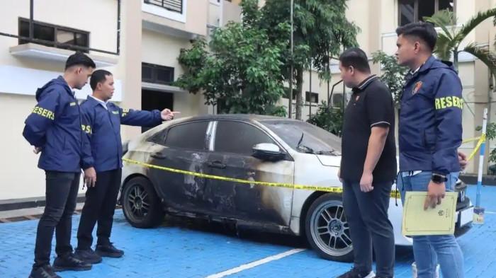 PEMBAKARAN MOBIL - Polres Banjarnegara berhasil mengungkap kasus pembakaran satu mobil Honda Civic Turbo milik Erna (40) istri Kepala Desa (Kades) Purwasaba Welas Yuni Nugrogo atau yang populer disapa Hoho Alkaf pada Kamis, 23 April 2026 sekira pukul 04.15 WIB.