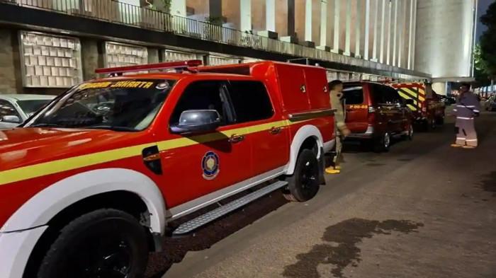 KEBAKARAN MASJID ISTIQLAL – Sejumlah mobil pemadam kebakaran (damkar) tiba di halaman Masjid Istiqlal Jakarta bersamaan Salat Tarawih perdana Ramadan 1447 H/20206 M, Rabu malam (18/2/2026). Api diduga berasal dari ruang server yang menjadi bagian infrastruktur pendukung sistem keamanan masjid.