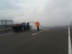Mobil Toyota Camry Terbakar di Jembatan Suramadu