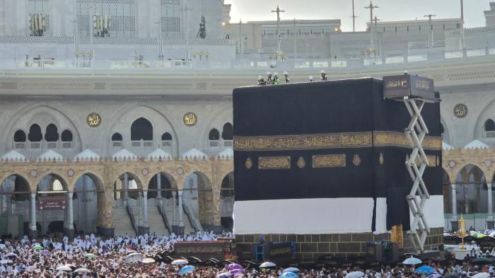 PERGANTIAN KISWAH KA'BAH - Sejumlah teknisi dan petugas khusus terlibat dalam pergantian kiswah, kain hitam penutup Ka'bah bertepatan dengan momen pergantian tahun, 1 Muharram 1448 H, Senin (15/6/2026).