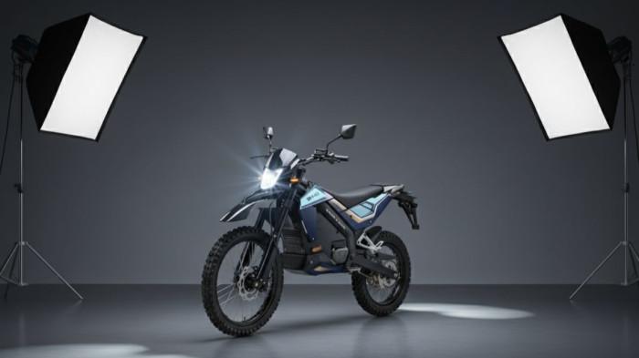 MOTOR EMMO — Penampakan motor listrik Emmo tipe JVX GT yang menjadi kendaraan operasional dalam program Makan Bergizi Gratis (MBG) pengadaan Badan Gizi Nasional (BGN). Asosiasi Industri Sepeda Motor Listrik Indonesia (AISMOLI) menyoroti pengadaan masif ini lantaran hingga kini belum menerima informasi formal dari Kementerian Perindustrian (Kemenperin) terkait status merek tersebut.