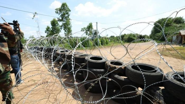 KONFLIK THAILAND-KAMBOJA - Foto yang diabadikan pada 14 Agustus 2025 ini menunjukkan kawat berduri dan tumpukan ban yang dipasang angkatan bersenjata Thailand di Provinsi Banteay Meanchey, Kamboja. (Xinhua/Agence Kampuchea Presse)