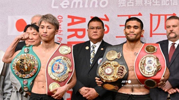INOUE - Juara kelas bantam super WBC dan WBO, Naoya Inoue (kiri depan) dan juara kelas bantam super WBA dan IBF Filipina Marlon Tapales (depan kanan) berpose pada 25 Desember 2023. (foto arsip)