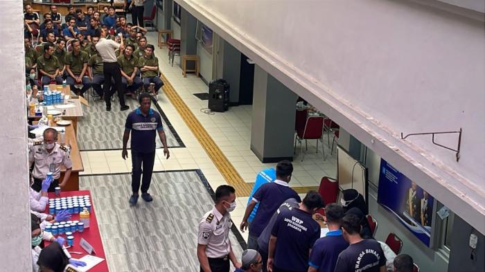 TES URINE LAPAS - Sejumlah narapidana (napi) duduk antre menjalani tes urine di dalam Lapas Cipinang, Jakarta Timur, Kamis (8/1/2026). Tes ini dilakukan sebagai deteksi dini penyalahgunaan dan peredaran narkoba di dalam lapas. 