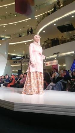 Natasha Rizki Gugup Peragakan Busana Ria Miranda di JFW 2017