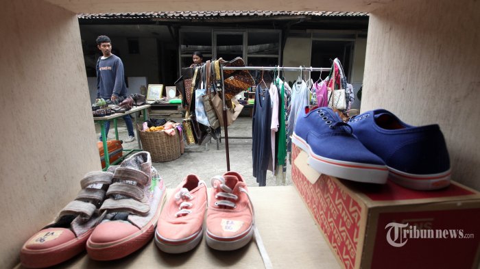 Pengunjung melihat barang-barang yang dijual pada National Garage Sale Day di Pradipta Galeri dan Workshop, Jalan Cukang Kawung, Kota Bandung, Minggu (13/8/2017). Barang-barang yang dijajakan tersebut berupa barang antik dan barang bekas layak pakai yang dijual murah mulai harga Rp. 2.000 hingga Rp. 2,5 juta. 
