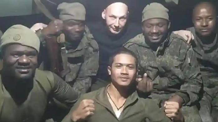 SERAMBINEWS.COM/HO
TENTARA BAYARAN RUSIA – Seorang Personel Brimob Polda Aceh, Bripda Muhammad Rio (tengah di bawah) diduga bersama sejumlah pihak yang tergabung dengan tentara bayaran Rusia. Foto ini beredar berbagai platform medos dalam beberapa hari ini. dan akhirnya resmi diberhentikan tidak dengan hormat (PTDH) setelah terbukti melakukan desersi.