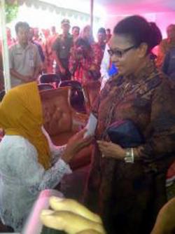 Bertemu Menteri Yohana, Nenek Asyani Titip Surat untuk Jokowi