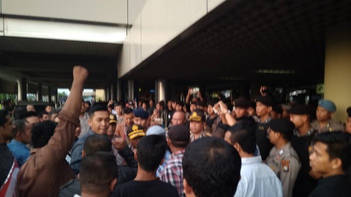 Kedatangan Neno Warisman Ditolak Pendemo, Suasana Bandara Hang Nadim Memanas