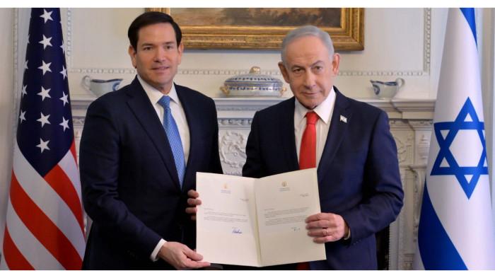 BOARD OF PEACE - Dalam foto: Perdana Menteri (PM) Israel Benjamin Netanyahu bersama Menteri Luar Negeri AS Marco Rubio di Blair House, Washington memegang dokumen piagam Board of Peace. Foto diunggah di akun media sosial X @netanyahu, Kamis (12/2/2026).
