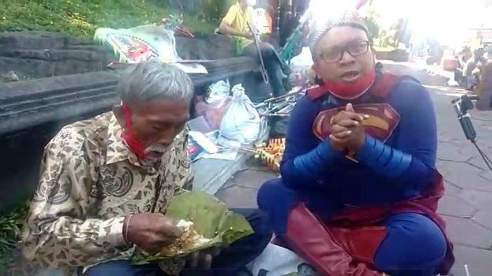 Borong Dagangan Ngatimin, sang Pejuang yang Kini Jualan Mainan, Danar: Saatnya Kita Muliakan