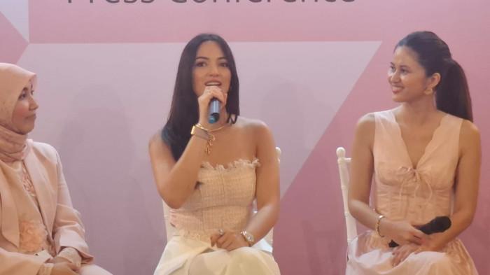 NIA RAMADHANI GLOWING - Artis Nia Ramadhani menghadiri peluncuran teknologi skin tightening XERF di Blink Beauty Clinic, Jakarta, Kamis (22/5/2026). Dalam kesempatan itu, Nia membagikan rahasianya menjaga kulit tetap glowing di tengah jadwal padat, mulai dari menjaga kesehatan mental hingga rutin melakukan treatment wajah.