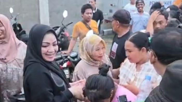 Ketua Umum Gerakan Dapur Indonesia, Nofalia Heikal Safar, hadir langsung bersama Ketua Umum Gema Bela Negara Heikal Safar untuk memastikan kesiapan operasional dapur dalam menyediakan makanan bergizi, khususnya bagi anak-anak sekolah.