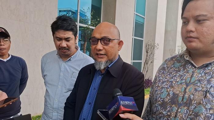 Aktivis KontraS Disiram Air Keras - Mantan penyidik senior Komisi Pemberantasan Korupsi (KPK) Novel Baswedan usai menjenguk Wakil Koordinator KontraS Andrie Yunus di RSCM Jakarta Pusat pada Selasa (12/5/2026) pagi.