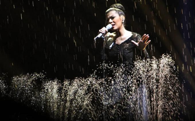 Paula Abdul Puji Novita Dewi Berkelas Dunia Saat Nyanyi Pakai Baju Modis Ini