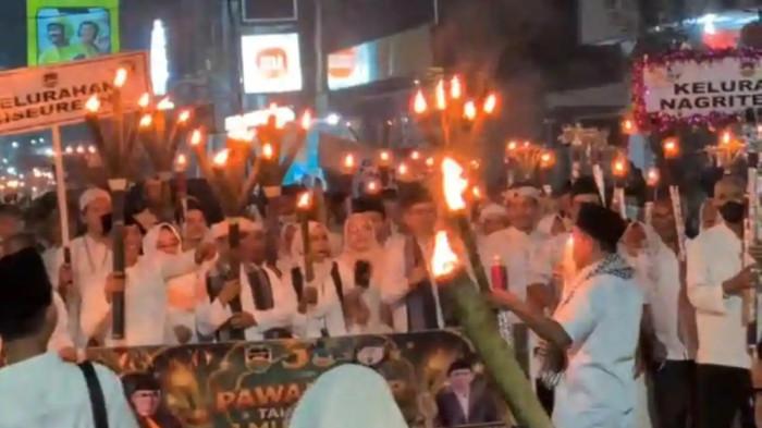 TRAGEDI OBOR DI JABAR - Seorang peserta pawai obor dalam rangka Hari Jadi Purwakarta mengalami luka bakar setelah api dari atraksi sembur api diduga berbalik menyambar wajahnya, Senin (15/6/2026) malam. (Dok. Warga)