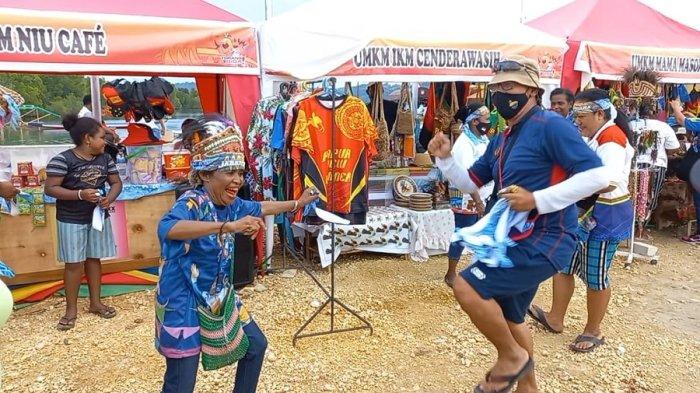 Ofisial Tim Dayung Jawa Barat Rayakan Keberhasilan Jadi Juara Umum Bersama Warga Papua