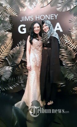 Okie Agustina Kolaborasi dengan Jims Honey Hasilkan Aurora Bag