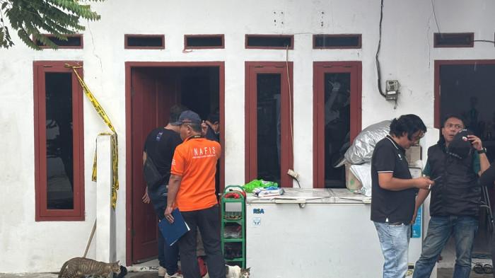 SATU KELUARGA TEWAS - Polisi olah TKP rumah kontrakan di Jalan Warakas VIII, Gang 10 No 108, Tanjung Priok, Jakarta Utara, Jumat (2/1/2025). Satu keluarga ditemukan tewas.