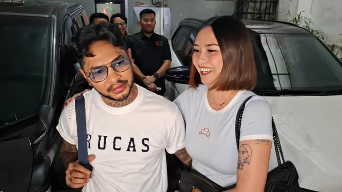 ONAD BEBAS - Onadio Leonardo dijemput istrinya ketiks bebas dari panti rehabilitasi usai tiga bulan jalani rehab karena kasus narkoba. Onad dan Beby Prisillia di kawasan Lebak Bulus Jakarta Selatan, Rabu (28/1/2026).