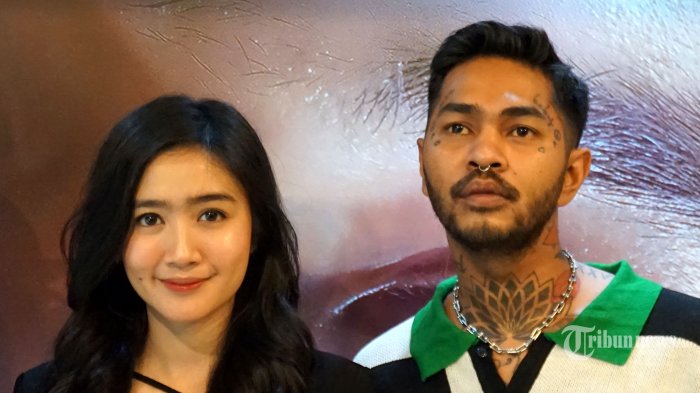 Aktor Onadio Leonardo (kanan) dan aktris Febby Rastanty ditemui saat menghadiri acara konferensi pers film The Last Prank di Kantor Falcon Pictures, Jalan Duren Tiga Raya, Jakarta Selatan, Senin (11/7/2022). Dalam film tersebut, Onadio Leonardo berperan sebagai pembuat konten media sosial (medsos) bernama Wildan yang merupakan istri dari Anneth, yang diperankan oleh Febby Rastanty. TRIBUNNEWS/LENDY RAMADHAN